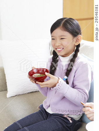 お吸い物を持つ少女 29546381