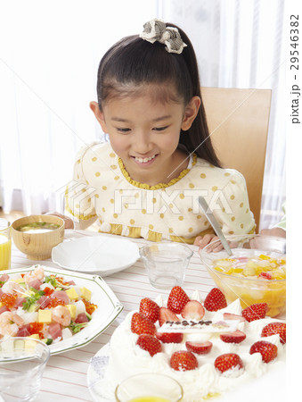 バースデーケーキを見る少女 バースデーケーキを見る少女 29546382