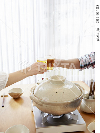 ビールで乾杯する夫婦の手 29546408