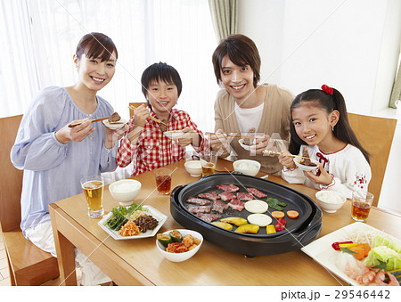 焼き肉を食べる親子 29546442
