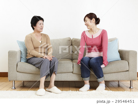 ソファーに座る母と娘 29546451