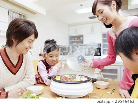 寄せ鍋を囲む親子 29546462