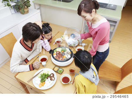 寄せ鍋を囲む親子 寄せ鍋を囲む親子 29546465