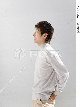 横向きの若い男性 横向きの若い男性 29546472