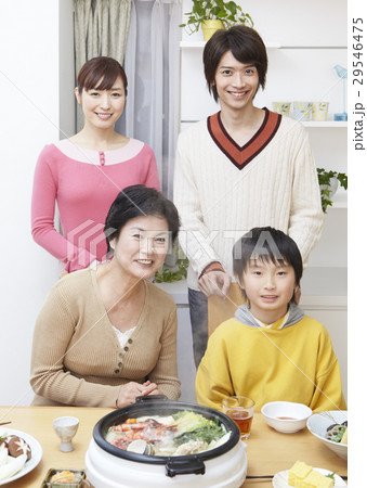 寄せ鍋を囲む三世代家族 29546475
