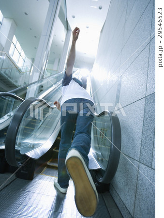 エスカレーターに駆け込む若い男性 エスカレーターに駆け込む若い男性 29546523