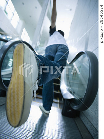 エスカレーターに駆け込む若い男性 エスカレーターに駆け込む若い男性 29546524