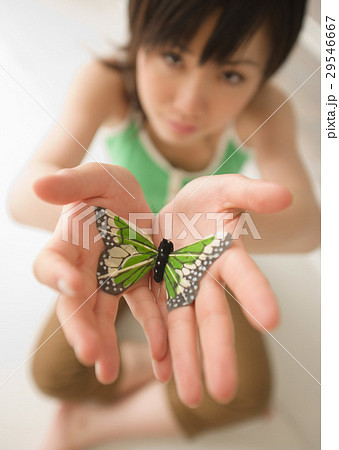 チョウの玩具と若い女性 29546667