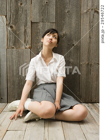 床に座る女子高生 床に座る女子高生 29546722