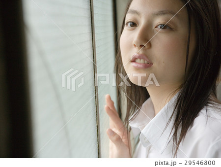 窓辺の若い女性 29546800