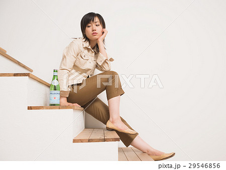 階段に座る少女 階段に座る少女 29546856