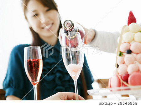 シャンパンを注ぐ シャンパンを注ぐ 29546958