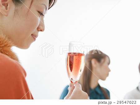 シャンパングラスを持つ女性 29547022