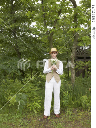 ブーケを持つ新郎 ブーケを持つ新郎 29547173