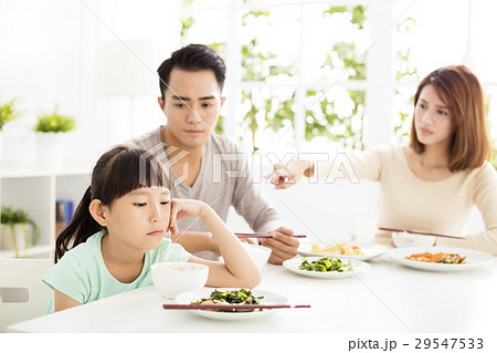 child refuses to eat while family dinner 29547533
