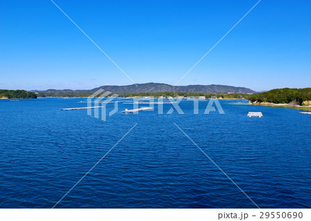 コバルトブルーの海と養殖筏　横山を臨む英虞湾クルーズ 伊勢志摩　広角 a 29550690