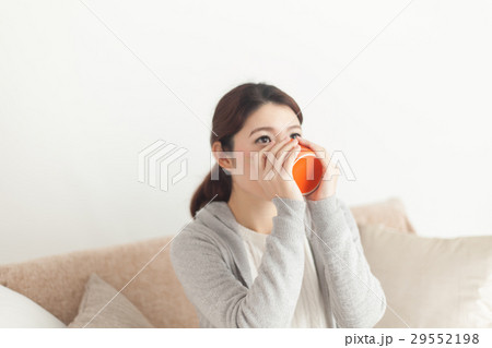 くつろぐ女性・白バック くつろぐ女性・白バック 29552198
