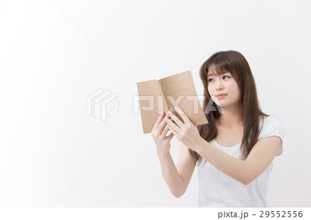 読書する女性 読書する女性 29552556