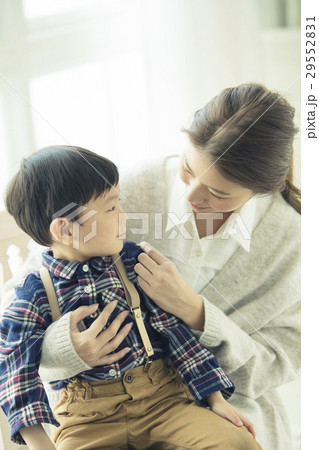 子供を抱きかかえる母親 子供を抱きかかえる母親 29552831