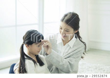 子供の髪型を直す母親 29552874