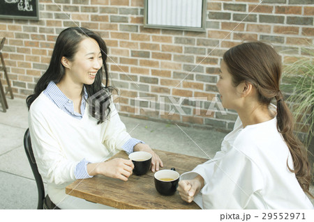 テラス席に座り話す女性2人 29552971