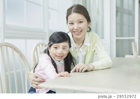 部屋でくつろぐ笑顔の親子 部屋でくつろぐ笑顔の親子 29552972