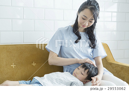 寝ている子供と膝枕をする母親 29553062