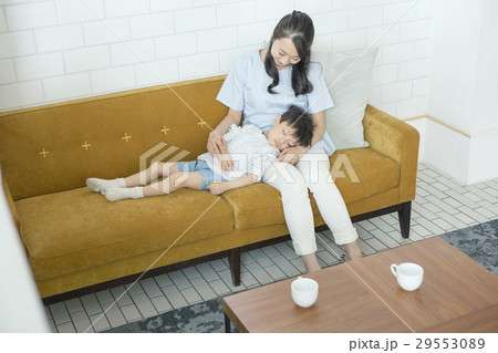 寝ている子供と膝枕をする母親 29553089
