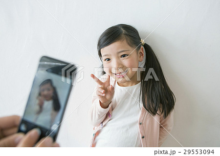 携帯で写真を撮られる女の子 29553094