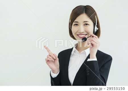 ポイントを示す笑顔の20代女性オペレーターのポートレート 29553150