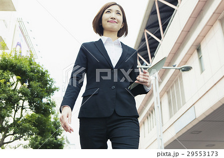 打ち合わせに向かうスーツ姿の代女性の写真素材