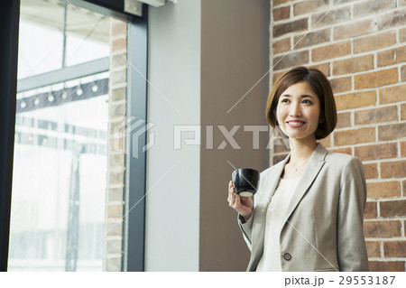 カフェでくつろぐ笑顔の20代女性 29553187