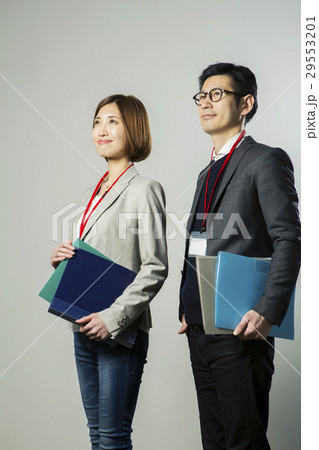 ファイルを持つ笑顔の会社員ポートレート 29553201