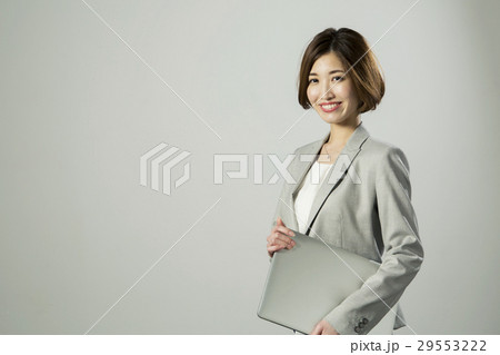 ノートパソコンを持つ笑顔の20代女性 ノートパソコンを持つ笑顔の20代女性 29553222