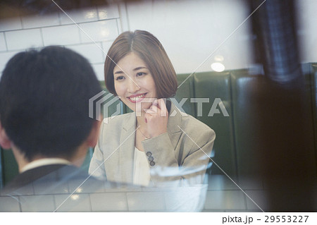 カフェで打ち合わせをするスーツ姿の20代女性 カフェで打ち合わせをするスーツ姿の20代女性 29553227