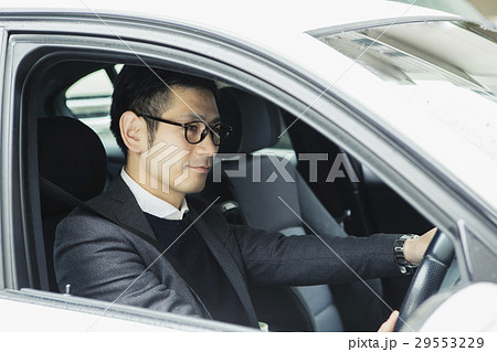 車を運転する笑顔の30代男性 29553229