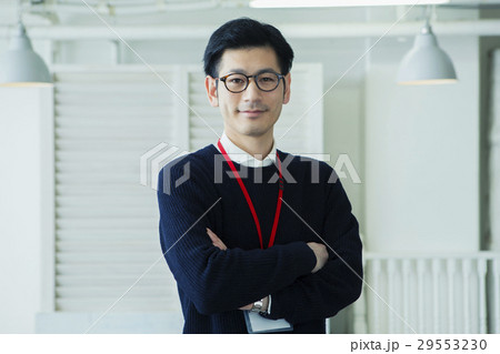 腕組みをする30代男性会社員 29553230