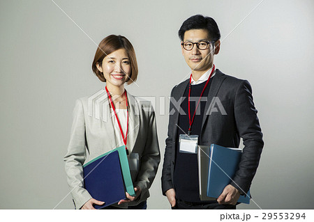 ファイルを持つ笑顔の会社員ポートレート ファイルを持つ笑顔の会社員ポートレート 29553294