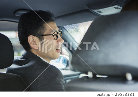 助手席に座る30代男性 29553331