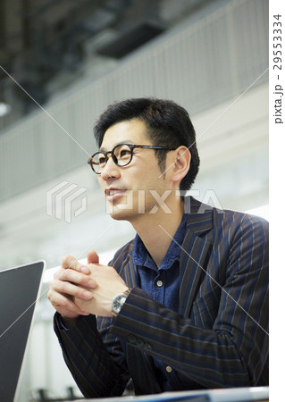 会話をする笑顔の30代男性 会話をする笑顔の30代男性 29553334