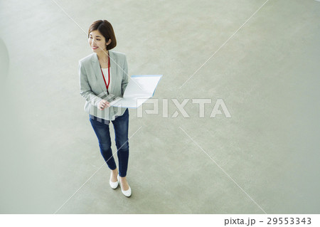 ファイルを持つ仕事中の20代女性 29553343
