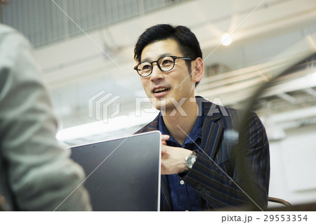 会話をする笑顔の30代男性 会話をする笑顔の30代男性 29553354