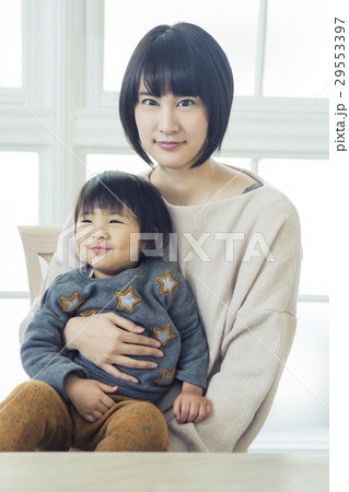 リビングでくつろぐ親子 29553397