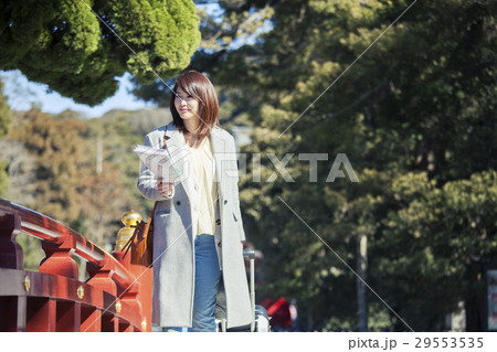 神社を散策する笑顔の20代女性 29553535