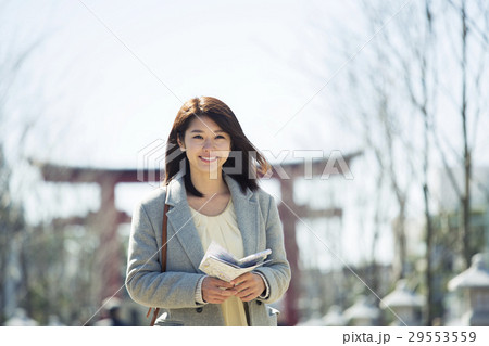 地図を確認しながら散策する20代女性 29553559