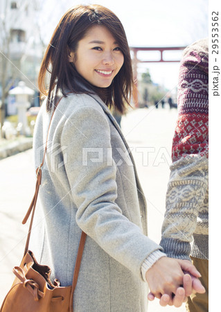 彼との旅行を楽しむ20代女性 29553562