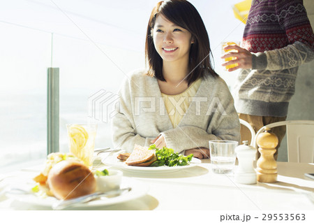 テラス席で食事を楽しむ20代女性 29553563