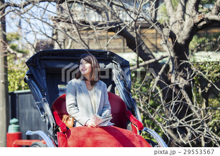 人力車に乗る笑顔の20代女性 人力車に乗る笑顔の20代女性 29553567