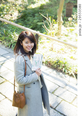一人旅を楽しむ20代女性 一人旅を楽しむ20代女性 29553580