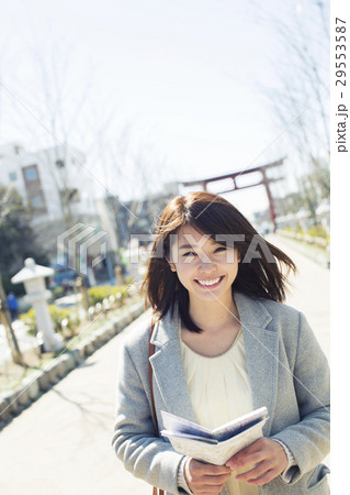 地図を確認しながら散策する20代女性 29553587